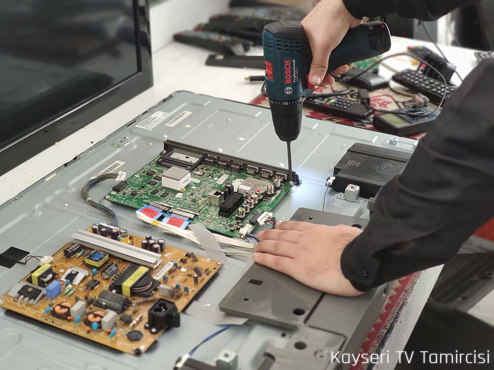 Televizyon tamircisi televizyon tamir ediyor